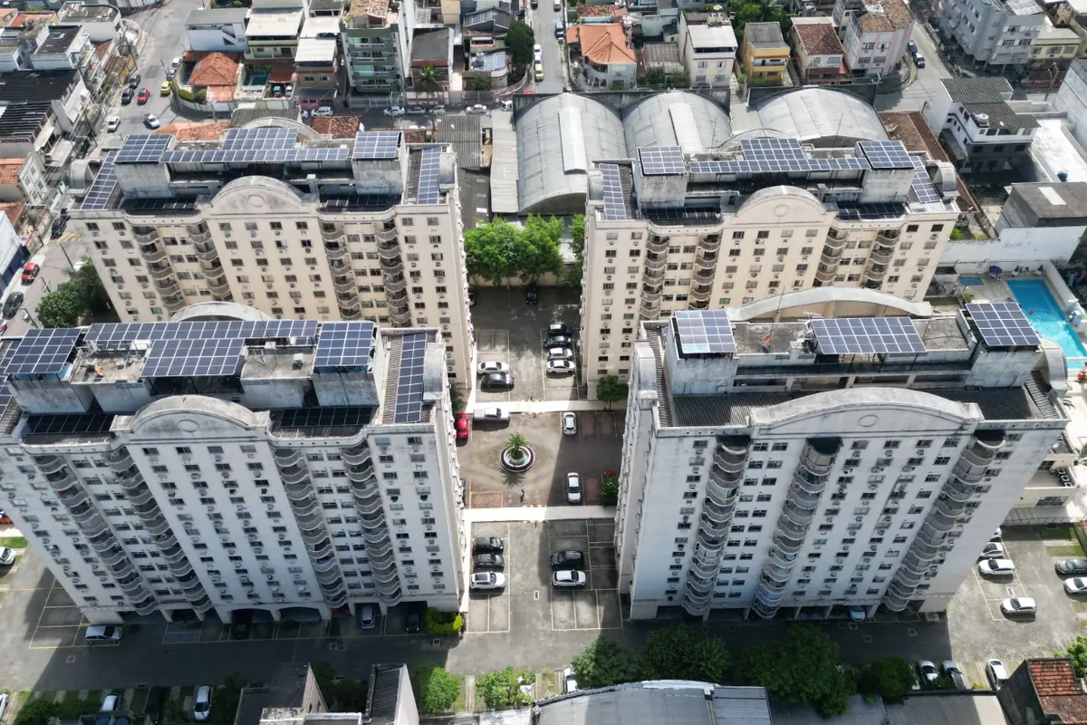 Usina solar no telhado dos quatro blocos do condomínio Villa Florença