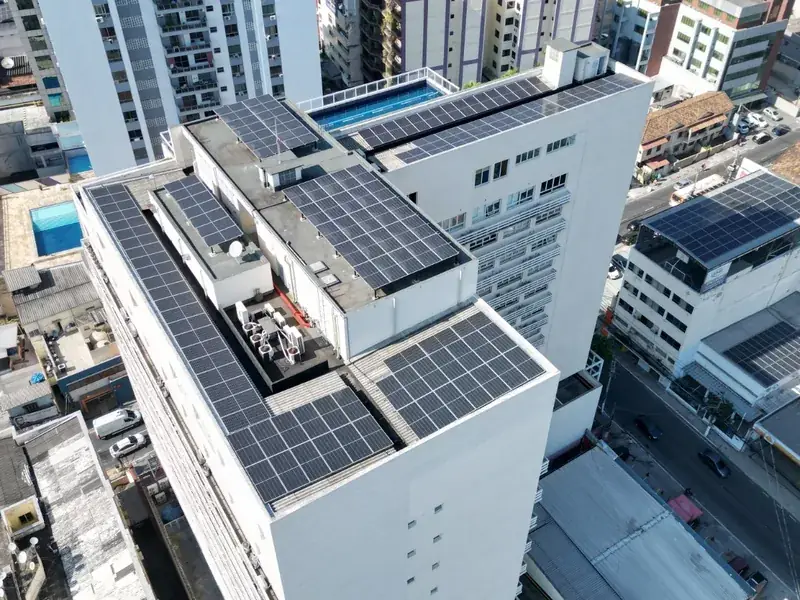 Placas solares no condomínio Le Monde