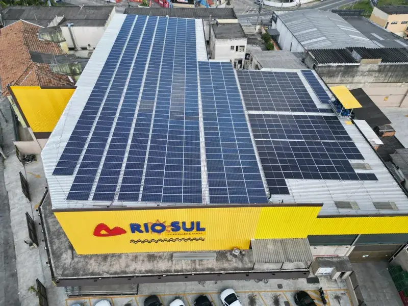 Usina solar no telhado do Mercado Rio Sul